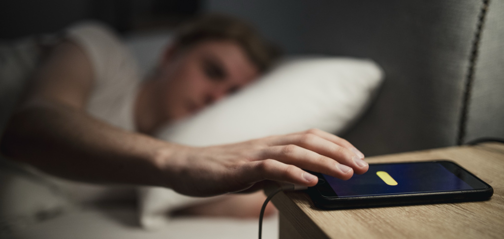 зарядка iPhone на ночь.jpeg