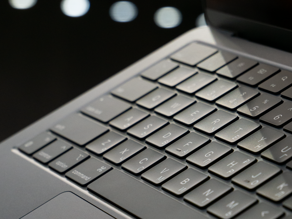 Лазерная гравировка клавиатуры MacBook